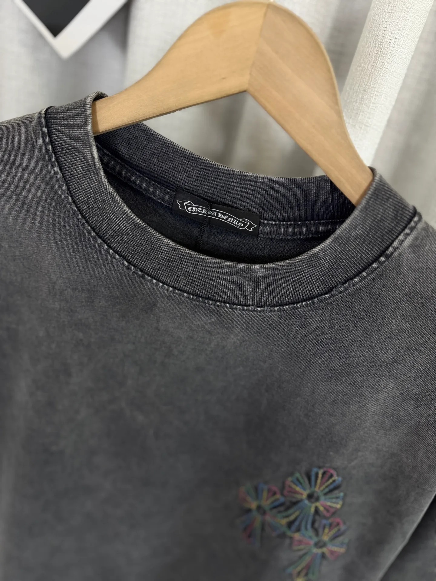 P220 ch high version Chrome Hearts 2025 spring and summer new horseshoe cross print washed appliqué short-sleeved T-shirt, fabric: 26 double yarns, 320 grams weight, heavy wash ➕ fried color + color embroidery Printing process: color embroidery Color: washed gray Size: S M L XL Style number: 5165